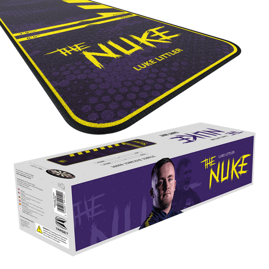 Target Luke Littler The Nuke dart mat Das Bild zeigt den "Target Luke Littler The Nuke Dartteppich" in lila Farbe mit gelben Akzenten. Auf der Verpackung ist ein Bild von Luke Littler sowie der Produktname zu sehen.