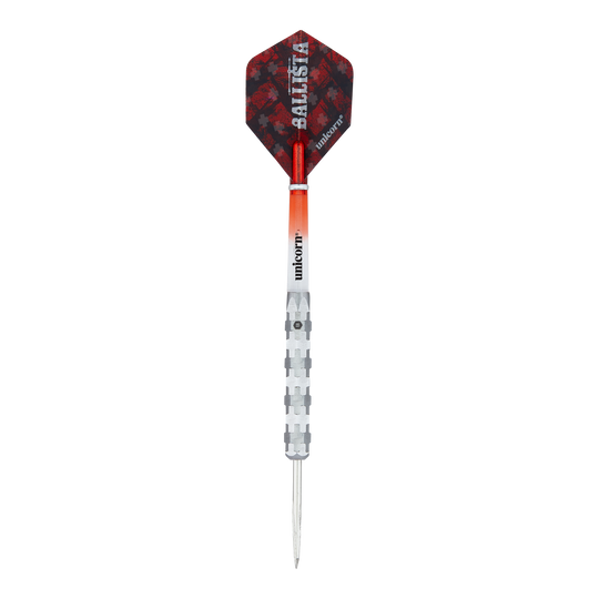 Unicorn Ballista Style 1 steel darts Das Bild zeigt einen Steeldart mit der Aufschrift "Unicorn Ballista Style 1". Der Dart hat einen silbernen Schaft, einen rot-schwarzen Flight und eine spitze Metallspitze.