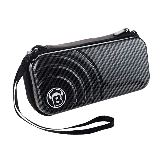 Das Bild zeigt das Produkt "Bulls Orbis S Dartcase - Carbongrey". Die Darttasche hat ein sportliches Carbon-Design mit einem schwarzen Handgelenkband.
