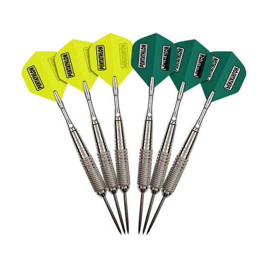 MCST-5_McDart_12er_Steeldarts_2 Das Bild zeigt sechs Steeldarts aus dem Set "McDart 12er Steeldarts". Drei der Flights sind gelb und drei sind dunkelgrün.