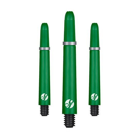 Shot Koi Carbon Shafts - Green Auf dem Bild sind drei grüne Dartschäfte mit schwarzen Gewinden zu sehen. Sie haben silberne Ringe und ein weißes Logo am unteren Ende.