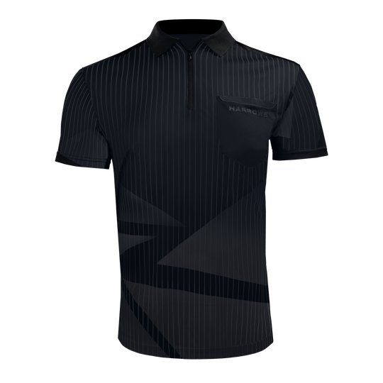 Harrows Shard Dartshirt - Schwarz Das Bild zeigt das Harrows Shard Dartshirt in Schwarz mit feinen, vertikalen Streifen. Auf der linken Brust befindet sich eine Tasche mit dem aufgedruckten Schriftzug "HARROWS".