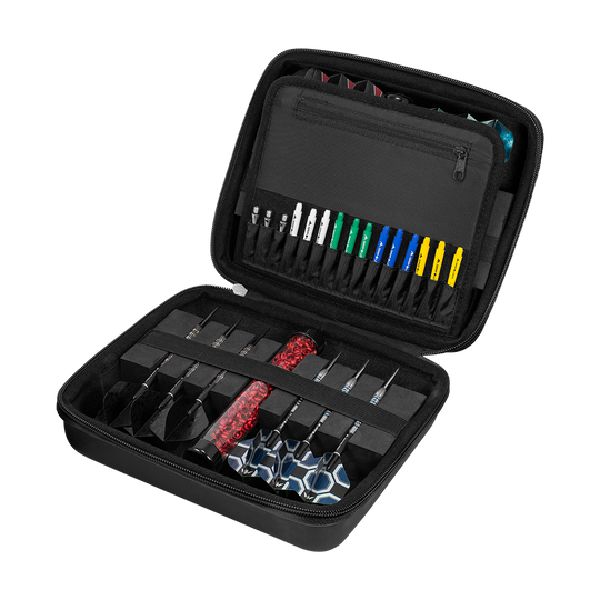 JD7023_Mission_Jack_Daniels_Luxor_Dartcase_5 Das Bild zeigt das Produkt "Mission Jack Daniels Luxor Dartcase". Es ist ein schwarzes Etui, das verschiedene Dartpfeile und Zubehör ordentlich aufbewahrt.