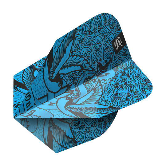 TG485_335450_Target_ProUltra_Ink_Blue_No6_Flights_2 Das Bild zeigt einen blauen Dart-Flight mit kunstvollem, schwarzem Muster und Vogelmotiven. Es handelt sich um das Modell "Target ProUlta Ink Blue No6 Flights".