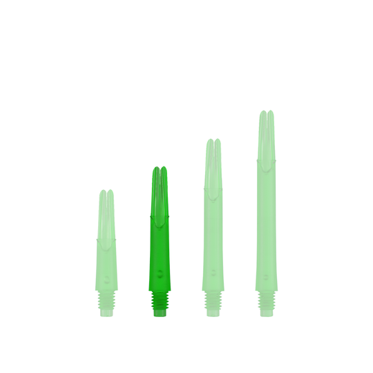 Auf dem Bild sind vier grüne, durchsichtige Kunststoff-Dartschäfte in unterschiedlicher Länge zu sehen. Sie stehen nebeneinander aufrecht auf einem grünen Hintergrund.