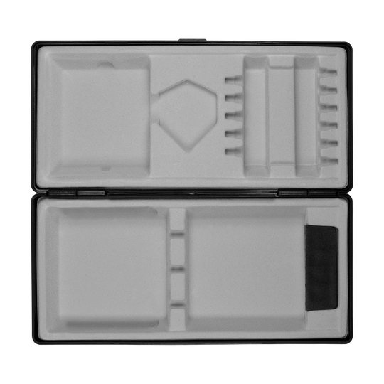 ABS box with custom print Das Bild zeigt eine geöffnete schwarze Box mit mehreren Fächern und Einteilungen. Die Innenausstattung besteht aus hellem Schaumstoff, der zur sicheren Aufbewahrung verschiedener Gegenstände dient.