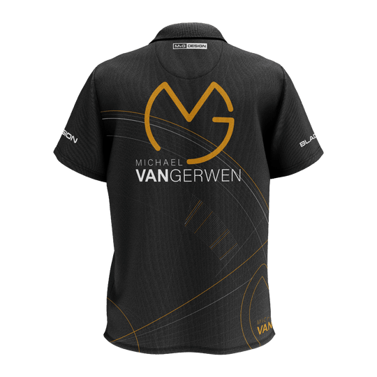 Winmau Limited Edition Tour Polo Dart Shirt Das Bild zeigt ein schwarzes Dartshirt mit goldenen und weißen Akzenten. Auf der Rückseite steht "Michael van Gerwen" zusammen mit einem großen, stilisierten "MVG"-Logo.
