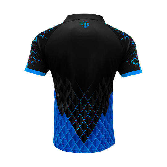HRS-26135_Harrows_Paragon_Dartshirt_Blau_2 Das Bild zeigt das Harrows Paragon Dartshirt in Blau von hinten. Das Shirt hat ein schwarzes Oberteil mit blauen und schwarzen geometrischen Mustern im unteren Bereich.