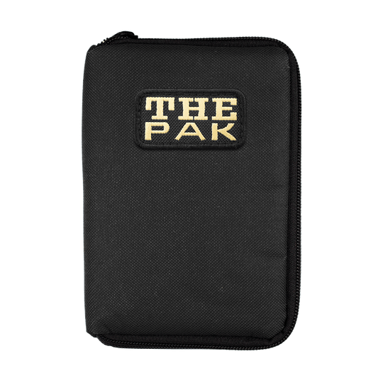 Das Bild zeigt ein schwarzes Etui mit einem Reißverschluss, auf dem "THE PAK" steht. Es handelt sich um das Produkt "The Pak Dartcase".
