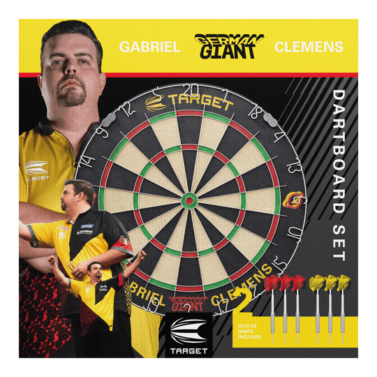 Target Gabriel Clemens steel dartboard set Das Bild zeigt das "Target Gabriel Clemens Steeldartboard Set" mit einem großen Dartboard in der Mitte. Rechts unten sind zwei Sets von Darts abgebildet, und im Hintergrund sieht man Bilder von Gabriel Clemens.