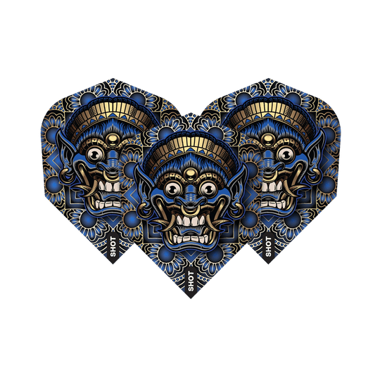 Shot Tribal Weapon Java No6 Flights Das Bild zeigt drei Dartflights mit einem auffälligen, tribal-inspirierten Maskendesign in Blau, Schwarz und Gold. Auf jedem Flight steht am Rand das Wort „SHOT“.