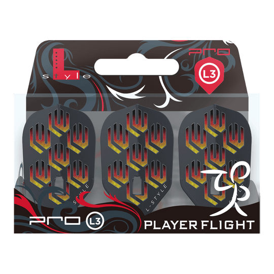 Das Bild zeigt die "L-Style Lukas Wenig V1 Black L3PRO Flights" in ihrer Verpackung. Die Flights sind schwarz mit einem rot-gelben Muster und dem Schriftzug "L-Style".