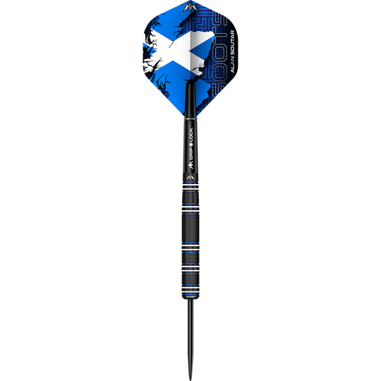 Dies ist ein Steeldart der Marke Mission Alan Soutar Black Titanium mit einem Gewicht von 24g. Die Flights sind blau mit einem weißem Kreuz und schwarzen Mustern verziert.