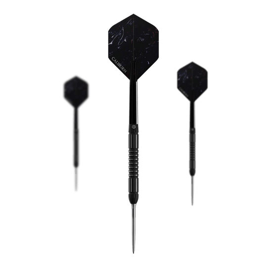 Caliburn Sword S2 steel darts Das Bild zeigt drei schwarze Steeldarts des Produkts „Caliburn Sword S2 Steeldarts“. In der Mitte ist ein Dartpfeil von vorne zu sehen, links und rechts sind sie von der Seite dargestellt.