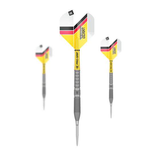 Target Gabriel Clemens GEN2 Swiss Point steel darts Auf dem Bild sind drei Steeldarts mit gelben, weißen, schwarzen und roten Flights zu sehen. Der mittlere Dart ist groß abgebildet, während die beiden anderen kleiner und seitlich daneben stehen.