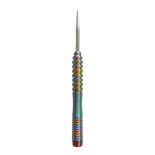 McDart Rainbow 3 steel dart barrels - 22g Das Bild zeigt die McDart Rainbow 3 Steeldart-Barrels - 22g. Es handelt sich um Dart-Barrels mit auffälligem Regenbogen-Design.