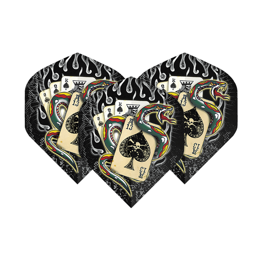 Das Bild zeigt drei Dartflights mit einem auffälligen Design. Auf den Flights sind Spielkarten, eine bunte Schlange und Flammen abgebildet.