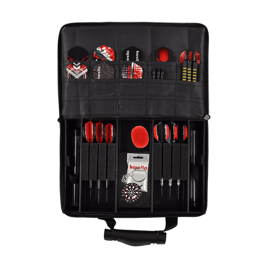 Pak5_Master_Pak_Leder_Edition_Darttasche_5 Die Abbildung zeigt die "Master Pak Leder Edition Darttasche", geöffnet und ordentlich bestückt. In der Tasche sind mehrere Darts, Flights, Ersatzteile und Zubehör übersichtlich angeordnet.