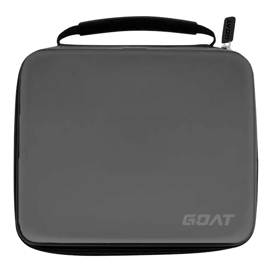 GOAT Locker XXL Dart Wallet Auf dem Bild ist ein graues Etui mit einem Griff und einem Reißverschluss zu sehen. In der rechten unteren Ecke befindet sich das Logo „GOAT“.