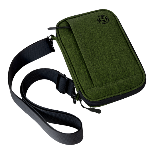 Harrows Smart Case XL dart wallet Auf dem Bild ist eine grüne Tragetasche mit einem schwarzen Schultergurt zu sehen. Die Tasche hat eine Klappe und wirkt robust und modern.