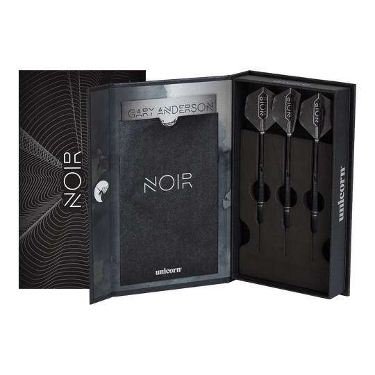 Unicorn World Champion Gary Anderson Noir Phase 6 Soft Darts Das Bild zeigt eine elegante schwarze Verpackung mit der Aufschrift "NOIR", in der drei Softdarts ordentlich eingelegt sind. Es handelt sich um das Produkt "Unicorn World Champion Gary Anderson Noir Phase 6 Softdarts".