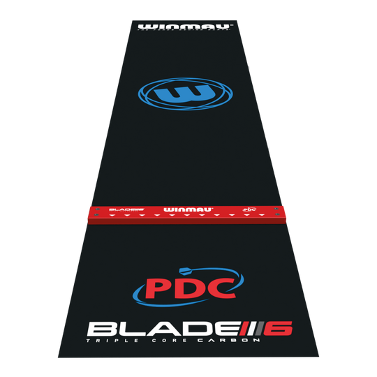 Winmau Pro-Zone Precision Blade 6 dart mat with Oche Das Bild zeigt die Winmau Pro-Zone Precision Blade 6 Dartmatte mit Oche. Die Matte ist schwarz mit farbigen Logos und einem roten Abwurfbalken versehen.