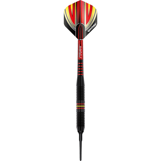 2235-18_Winmau_Outrage_Black_Coated_Brass_Softdarts_15g7cXxolyxMKp Das Bild zeigt einen Winmau Outrage V1 Black Coated Brass Softdart mit einem Gewicht von 18 Gramm. Der Dartpfeil ist schwarz mit roten und gelben Akzenten und hat eine Kunststoffspitze.