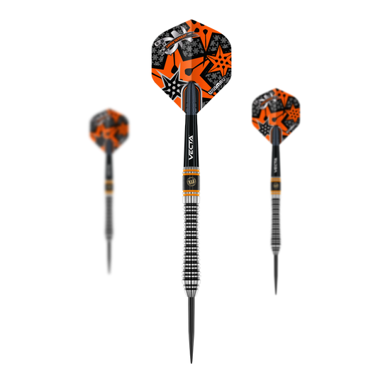 Winmau Danny Noppert Signature Edition 2 steel darts Das Bild zeigt drei Winmau Danny Noppert Signature Edition 2 Steeldarts. Die Darts haben auffällige Flights in Orange und Schwarz mit Sternmustern.