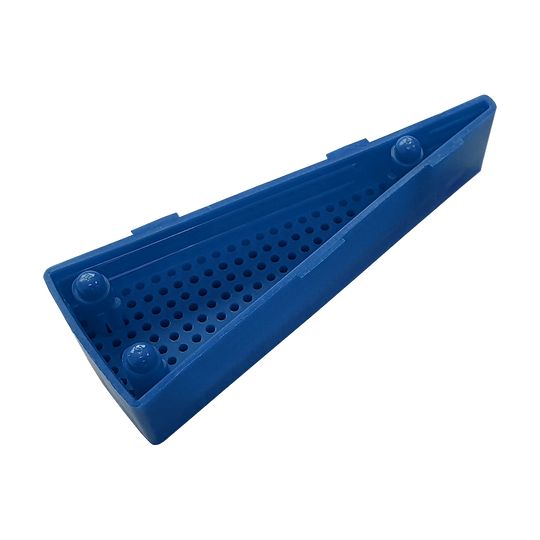 Das Bild zeigt ein blaues, dreieckiges Ersatzfeld für das Granboard 132. Das Feld hat zahlreiche kleine Löcher und mehrere runde Befestigungspunkte.