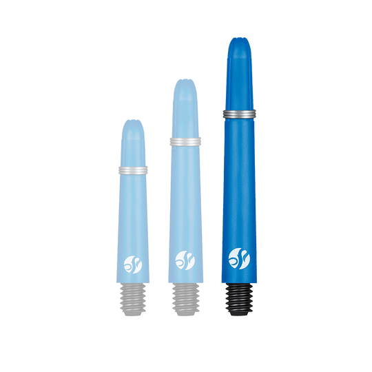 Shot Koi Carbon Shafts - Blue Auf dem Bild sind drei blaue Dart-Schäfte in verschiedenen Längen zu sehen. Sie haben am unteren Ende ein schwarzes Gewinde und ein silberner Ring auf jedem Schaft.