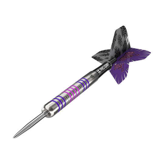 190221_Target_Elanor_Cairns_GEN1_Swiss_Point_Steeldarts_4 Dies ist ein Target Eleanor Cairns GEN1 Swiss Point Steeldart mit 24g Gewicht. Der Dartpfeil hat ein silbernes Barrel mit lila und pinken Akzenten sowie schwarze und lila Flights.