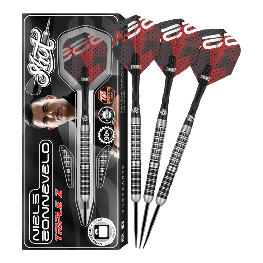 Das Bild zeigt das Produkt "Shot Niels Zonneveld V2 Steeldarts" samt Verpackung und vier Steeldarts. Die Darts haben ein silber-schwarzes Design mit roten Flights.
