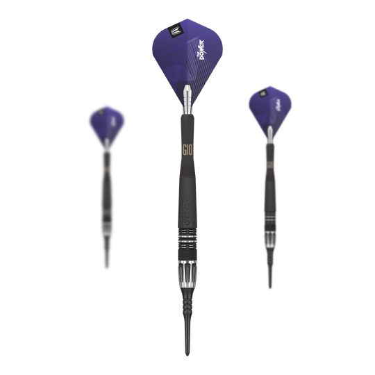 Target Phil Taylor Power 9Five GEN10 soft darts Auf dem Bild sind drei Target Phil Taylor Power 9Five GEN10 Softdarts zu sehen. Die Darts haben schwarze Griffe und blaue Flights mit dem Aufdruck "Power".