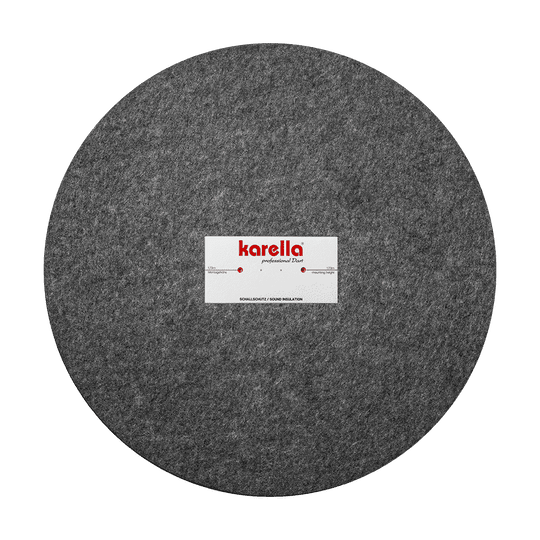 811501_Karella_Schallschutz_f-r_Steeldartboards_3 Das Bild zeigt den Schallschutz "Karella" für Steeldartboards mit integriertem Surround Auffangring. Es handelt sich um eine große, runde, graue Matte mit einem weißen Karella-Logo in der Mitte.