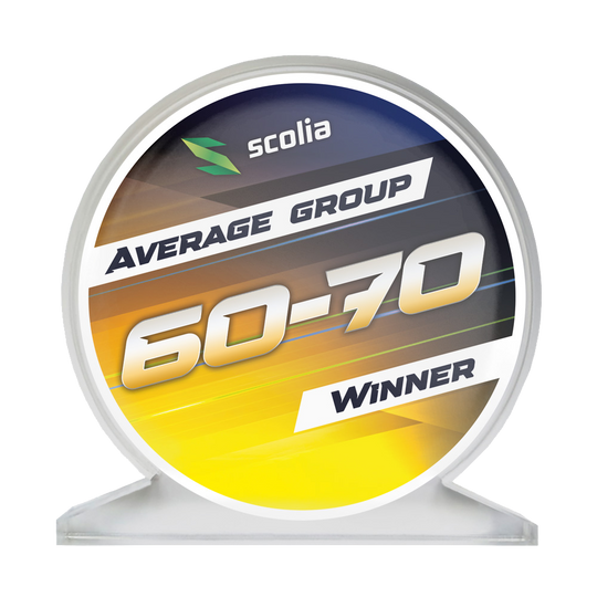 Auf dem Bild sieht man einen Acrylglaspokal mit der Aufschrift 'Average 60-70'. Die Trophäe ist rechteckig und durchsichtig.