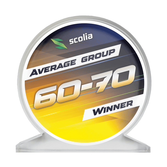 Scolia Acrylic Glass Trophy - Winner Auf dem Bild sieht man einen Acrylglaspokal mit der Aufschrift 'Average 60-70'. Die Trophäe ist rechteckig und durchsichtig.