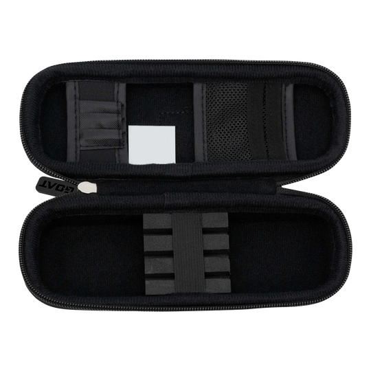 GOAT Locker S Dartwallet Das Bild zeigt ein geöffnetes, schwarzes Dart-Etui mit verschiedenen Fächern und Halterungen. Das Produkt heißt "GOAT Locker S Dartwallet" und dient zur sicheren Aufbewahrung von Dartzubehör.