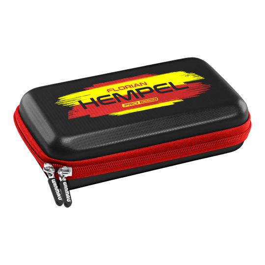 Winmau Florian Hempel Tour Edition dart case Das Bild zeigt das Winmau Florian Hempel Tour Edition Dartcase. Das Etui ist schwarz mit einem roten Reißverschluss und einem gelb-roten Aufdruck.