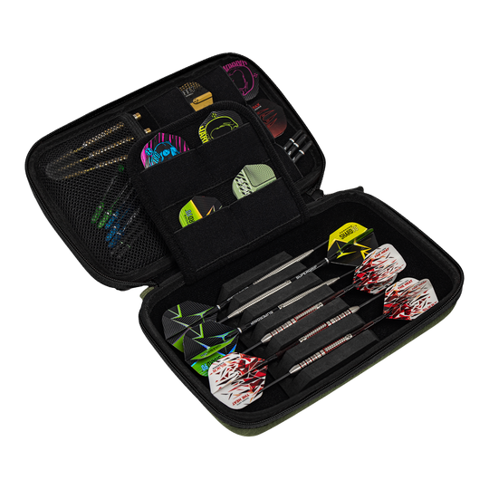 Harrows Smart Case XL dart wallet Das Bild zeigt ein offenes Dart-Etui mit mehreren Fächern. Darin befinden sich drei zusammengesetzte Darts sowie diverses Dart-Zubehör und Ersatzteile.