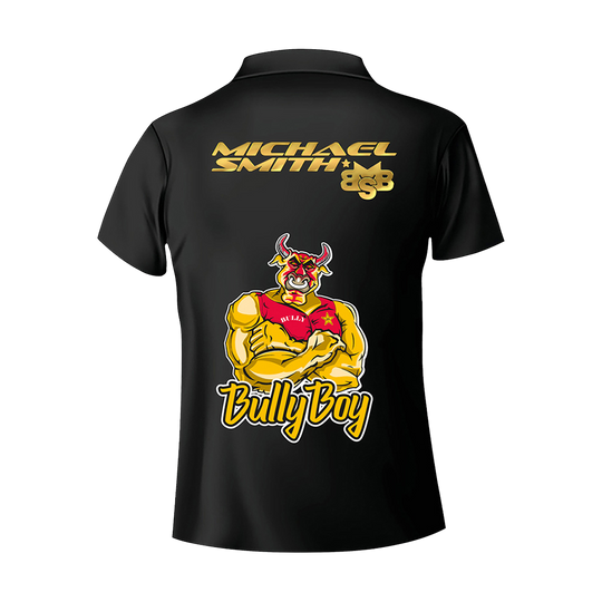 Shot Michael Smith Bully Boy Dartshirt Das Bild zeigt ein schwarzes Dartshirt mit der Aufschrift „Michael Smith“ und „Bully Boy“ auf dem Rücken. In der Mitte ist eine Zeichnung eines muskulösen Bullen mit verschränkten Armen zu sehen.