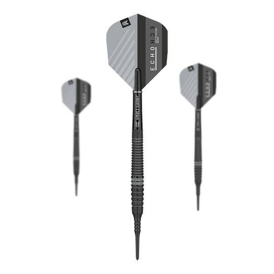 Target Echo 14 soft darts Das Bild zeigt drei Softdarts des Modells "Target Echo 14", die nebeneinander angeordnet sind. Die Darts haben schwarze, geriffelte Griffe und silbergraue Flights mit schwarzem Akzent.