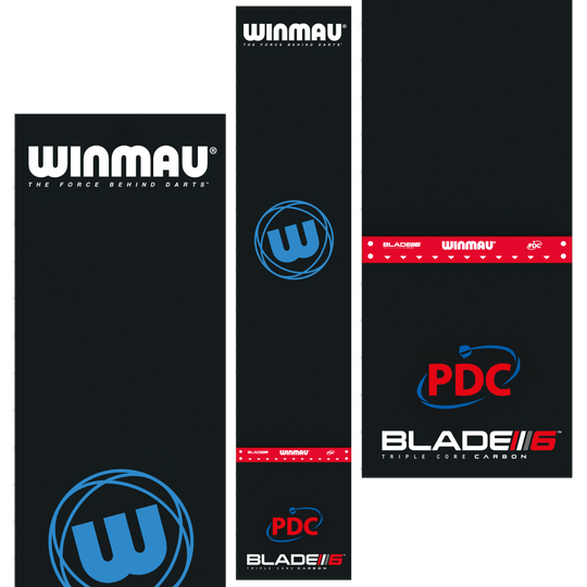 Winmau Pro-Zone Precision Blade 6 dart mat with Oche Das Bild zeigt die Winmau Pro-Zone Precision Blade 6 Dartmatte mit Oche in schwarzer Farbe mit verschiedenen Logos und Aufdrucken. Die Matte hat große Schriftzüge wie "WINMAU" und "PDC" sowie farbige Markierungen.
