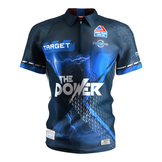 Target Coolplay Phil Taylor 2025 dart shirt Das Bild zeigt das "Target Coolplay Phil Taylor 2025 Dartshirt" in dunklem Blau mit auffälligen Blitz- und Schriftzug-Designs. Auf der Vorderseite stehen die Worte "THE POWER" und verschiedene Logos.