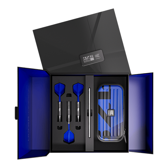 Target 975 Ultra Marine 02 Swiss Point Steel Darts Das Bild zeigt ein elegantes Dart-Set mit drei blauen Steeldarts, sorgfältig in einer Geschenkbox angeordnet. Rechts befindet sich ein passendes Etui im gleichen blauen Design.