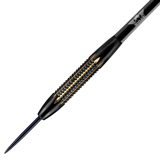 BU24921_BullsNL_Max_Hopp_Maximiser_Shell_Coated_Brass_Steeldarts_2w44pl9pw5E9EG Das Bild zeigt einen BullsNL Max Hopp Maximiser Shell Coated Brass Steeldart mit einem Gewicht von 21g. Der Dart ist schwarz-gold und hat ein markantes, geriffeltes Griffdesign.