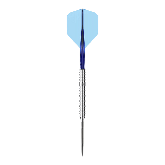 Das Bild zeigt einen Caliburn Forge F3 Steeldart mit einem Gewicht von 22 Gramm. Der Dart hat einen silbernen Schaft, einen blauen Flight und eine spitze Metallspitze.