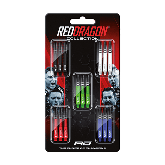X0802_Red_Dragon_Nitrotech_Shaft_Card_Medium_1 Das Bild zeigt eine Verpackung mit mehreren Sätzen von Dart-Schäften namens "Red Dragon Nitrotech Shaft Card Medium" in verschiedenen Farben. Auf der Verpackung sind auch Porträts von Dartspielern und das Logo "Red Dragon Collection" zu sehen.