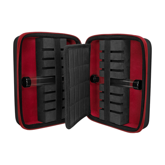 Mission Luxor Dart Wallet Das Bild zeigt ein geöffnetes Dart-Case mit schwarzem und rotem Innenfutter. Im Inneren befinden sich mehrere Schaumstofffächer zur sicheren Aufbewahrung von Dartpfeilen und Zubehör.