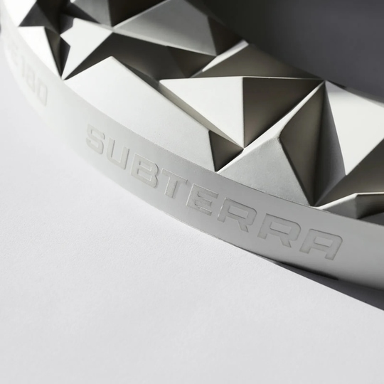 Das Precise 180 3D Dartboard Surround Subterra - Nordic Grey ist auf dem Bild zu sehen. Es bietet einen zusätzlichen Schutz für die Dartscheibe und ist optisch ansprechend.