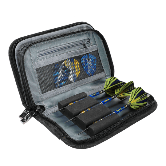 Red Dragon Luke Humphries World Champion Firestone 2 dart wallet Das Bild zeigt das Produkt 'Red Dragon Luke Humphries World Champion Firestone 2 Dartwallet'. In dem geöffneten Etui sind drei zusammengebaute Darts und Dartflights ordentlich aufbewahrt.